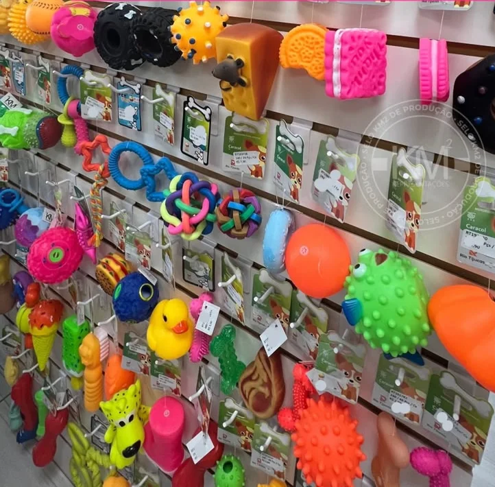 Expositor de mordedores e brinquedos da linha pet