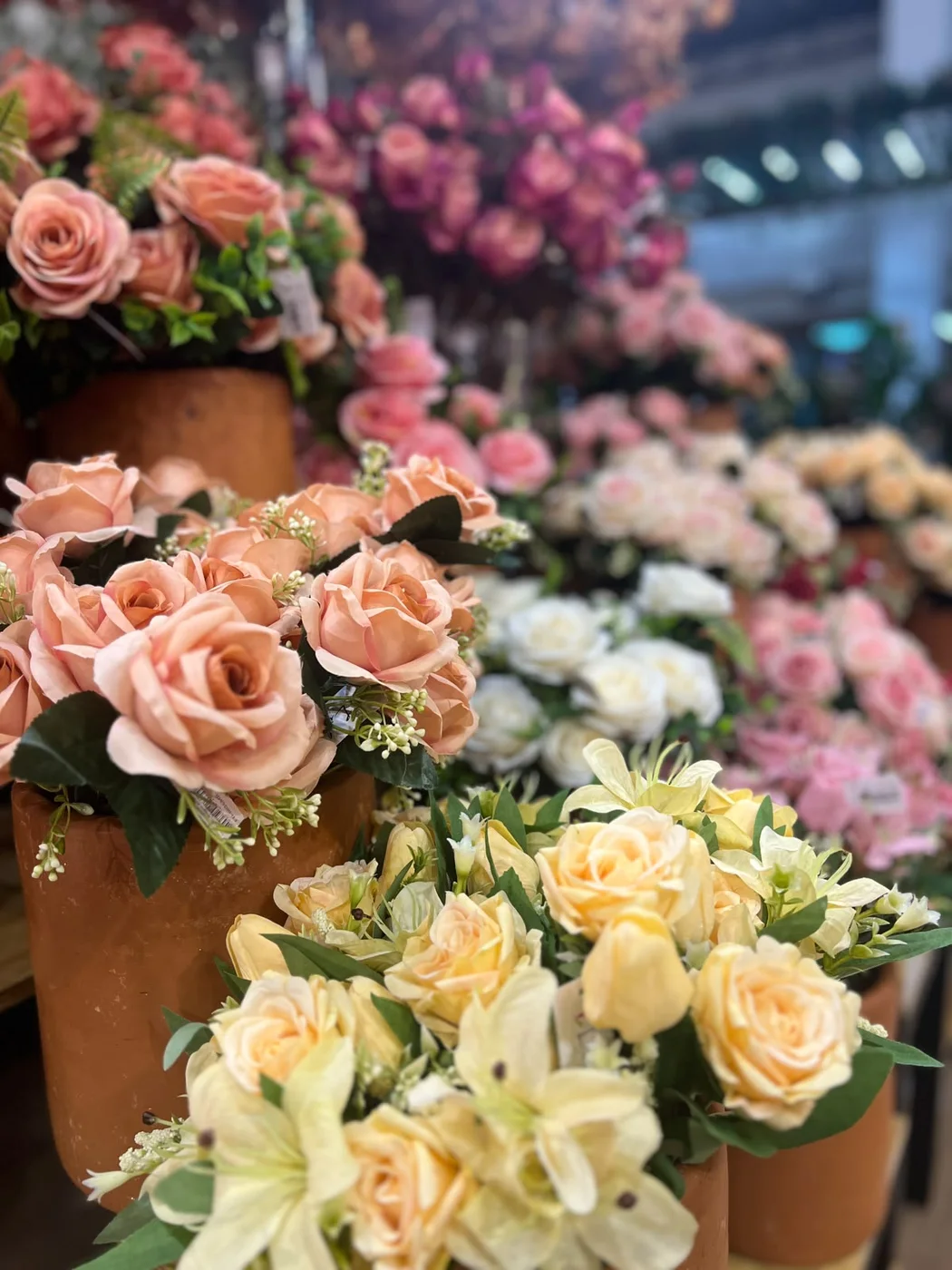 Arranjos de flores decorativas em diferentes cores