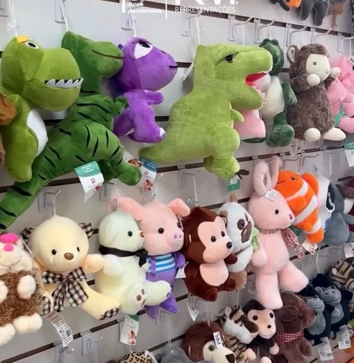 Painel de pelúcias e brinquedos com dinossauros, ursos e bichos de pelúcia