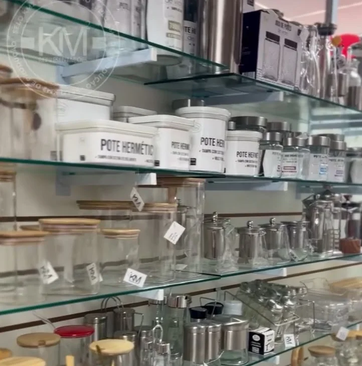 Vitrine de utilidades domésticas com potes herméticos, vidros e panelas